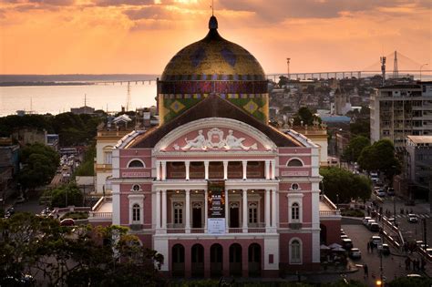  El Teatro Amazonas: Una Joya Arquitectónica en el Corazón de la Selva Amazónica!