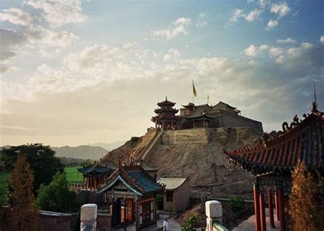  ¡Sumérgete en la Historia y la Belleza Natural del Templo de la Gran Paz en Baiyin!