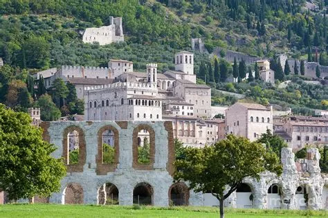  ¡Sumérgete en la Historia con el Teatro Romano de Gubbio! Un viaje al pasado romano en el corazón de Umbría