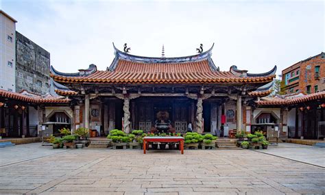  ¡Sumérgete en la historia con el Templo Longshan de Yiyang! Un oasis de paz y arquitectura ancestral.