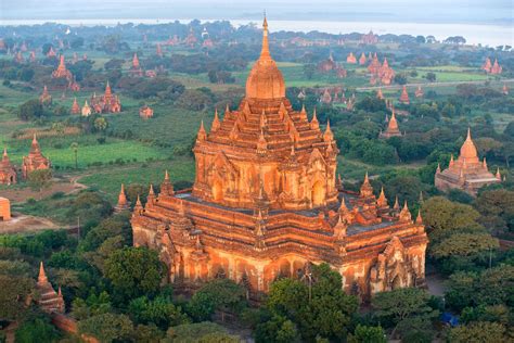 ¡Sumérgete en la historia y el encanto budista del Templo de la Pagoda Thuyet!