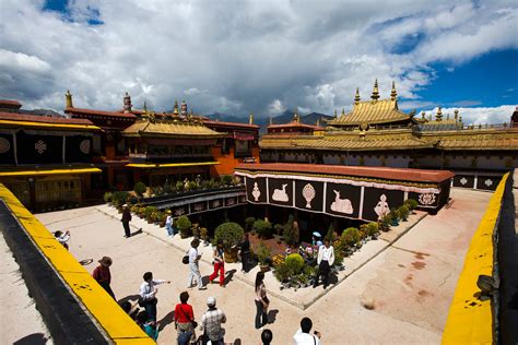 ¡Sumérgete en la Historia y la Belleza del Templo Jokhang! Centro espiritual y architectural marveloso de Lhasa.