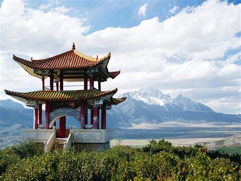 ¡Sumérgete en la historia y la naturaleza del Templo de Yuhuangshan! Antigua arquitectura china con vistas panorámicas impresionantes