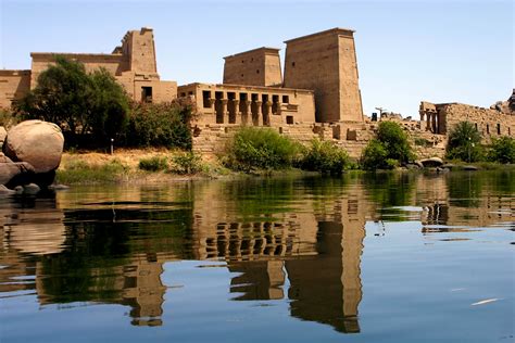 ¡Sumérgete en la magia del Templo de Philae, un monumento ancestral flotando en las aguas del Nilo!