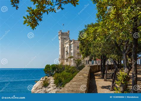 El Castillo de Miramare: Una Fortaleza Romántica Sobre el Mar Adriático!