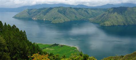 El Lago Toba: Un Gigante Dormido en el Corazón de Sumatra del Norte!