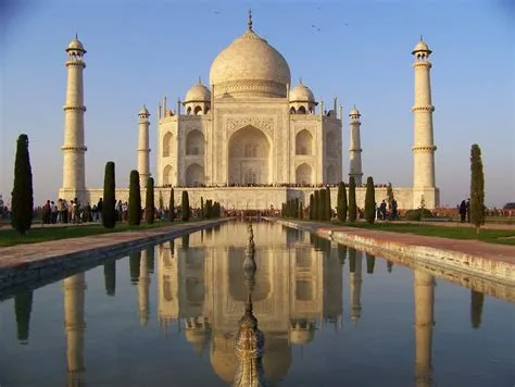 ¡Explora la majestuosidad del Taj Mahal, un monumento al amor eterno!