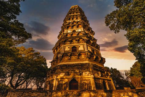  La Pagoda de la Colina del Tigre: Una maravilla arquitectónica con vistas que te dejarán sin aliento!