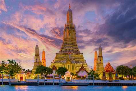 ¡Sumérgete en la Historia con el Templo Wat Arun! UnIcono de Bangkok bañado en Porcelana