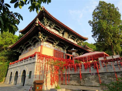  ¡El Templo Xiangshan: Un Oasis de Historia y Belleza Natural en Wuhai!